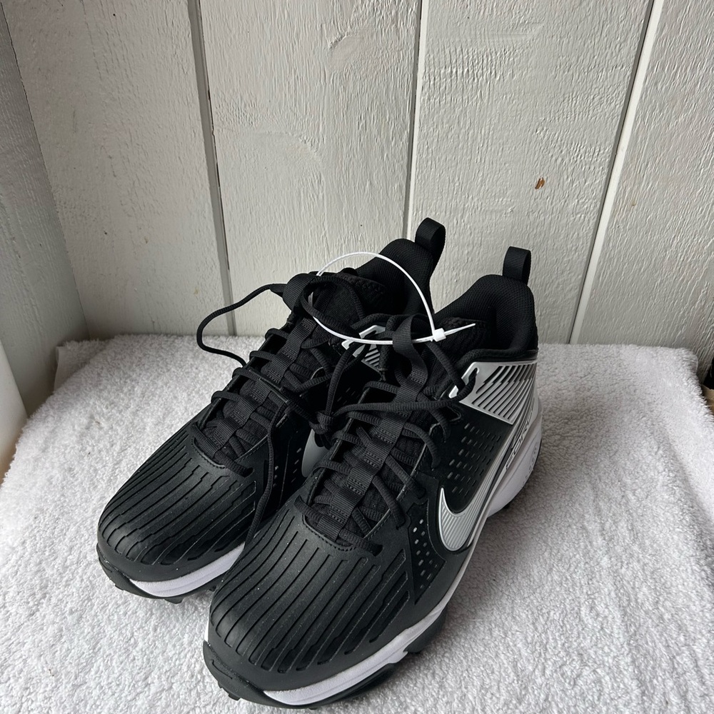 Nike Men's Black and White Athletic Cleats Size 13